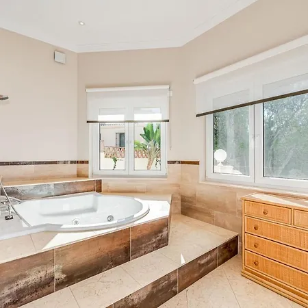Svim, Walking Distance To The Beach! Villa Marbella