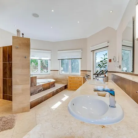 Villa Svim, Walking Distance To The Beach!
