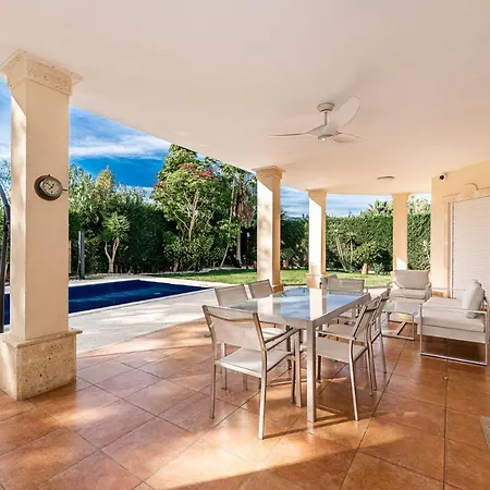 Svim, Walking Distance To The Beach! Villa Marbella