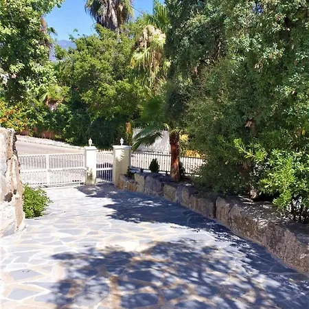 Svim, Walking Distance To The Beach! Villa Marbella