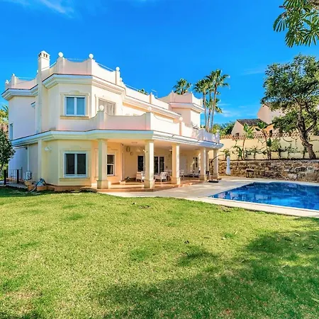 Svim, Walking Distance To The Beach! Villa