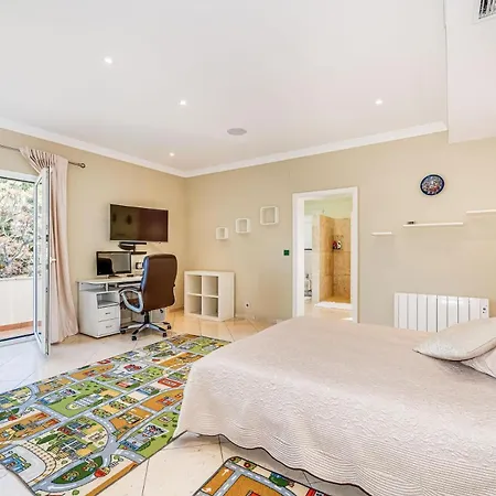 Svim, Walking Distance To The Beach! Villa