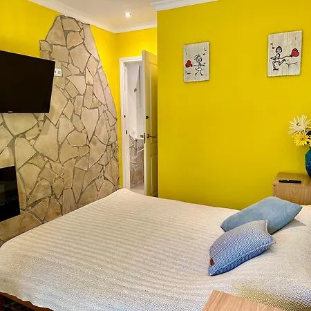 Svim, Walking Distance To The Beach! Villa Marbella